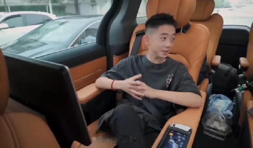陈小春和应采儿的大儿子jasper还和小时候一样是个暖男，在应采儿晒出的视频里j