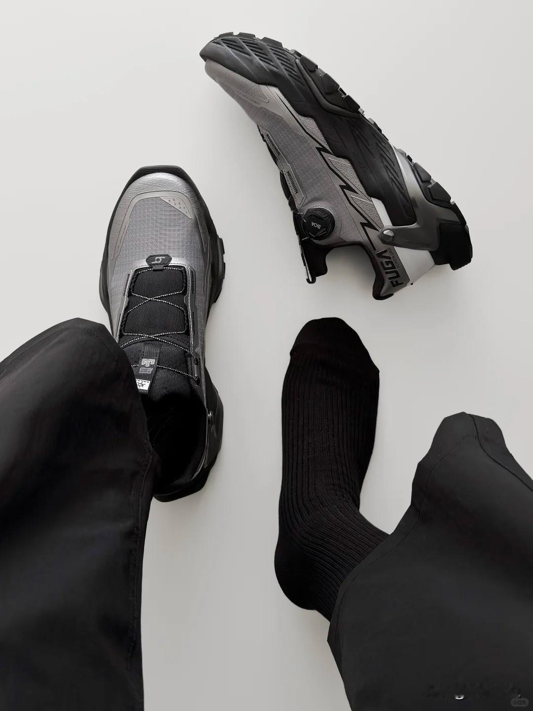 【机能美学｜踩出跑山的高级感】

我跟你说，玩鞋这么多年，我一直有个执念——找一