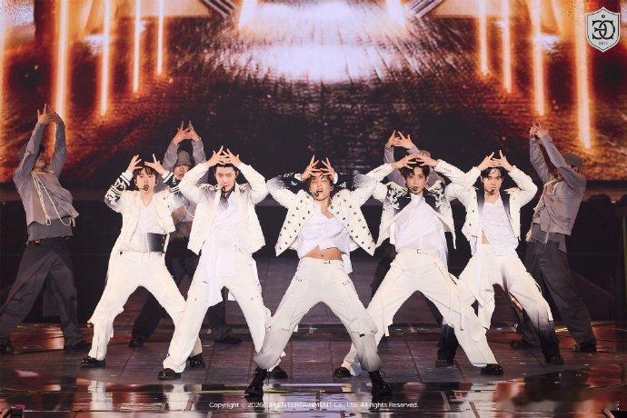 EXO演唱会官方图 EXO演唱会出图，帅哥的旁边还是帅哥 EXO演唱会出图