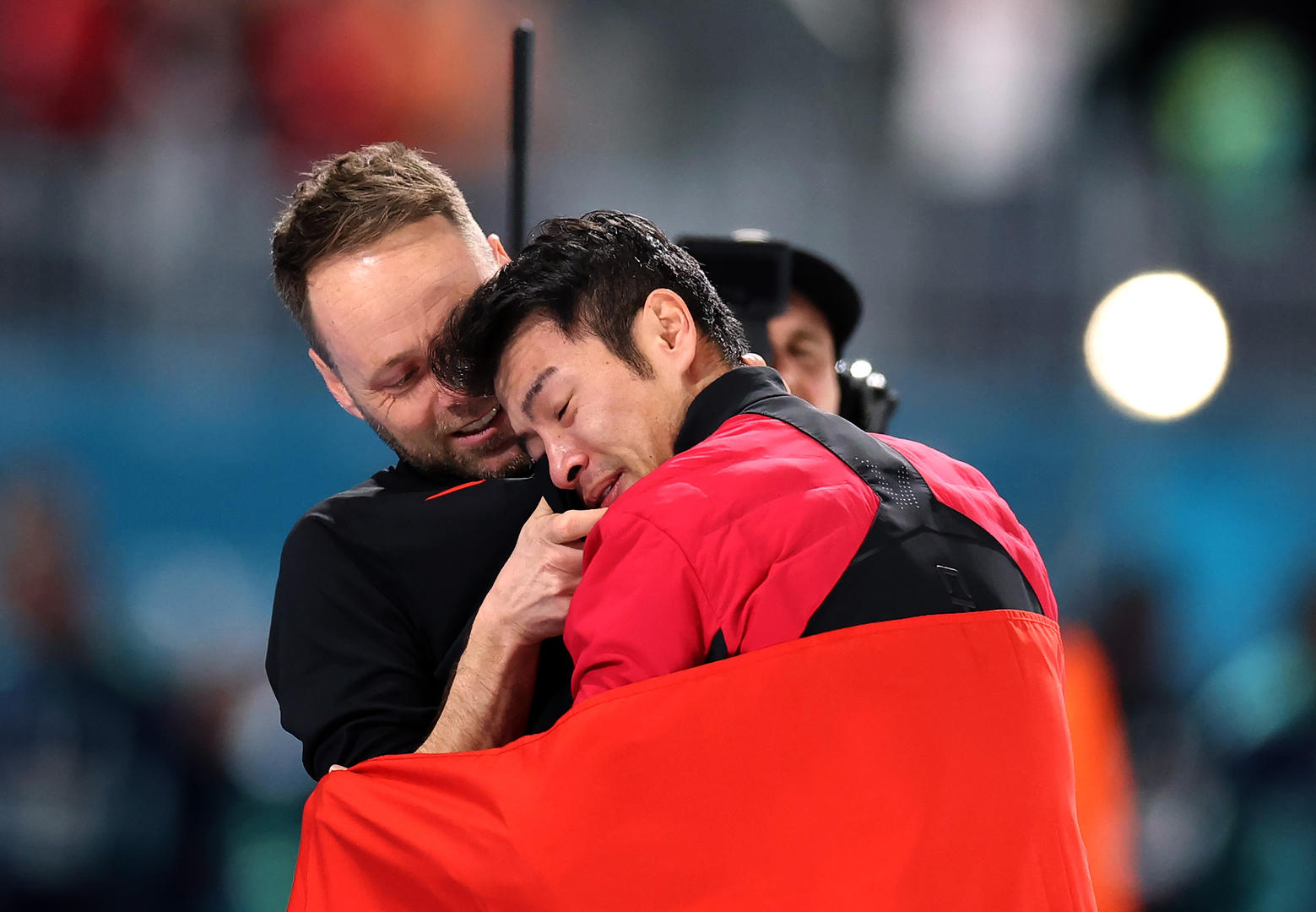 【#宁忠岩与外教相拥为何令人动容# 】#体育的力量超越地域与身份# 中国队第3金