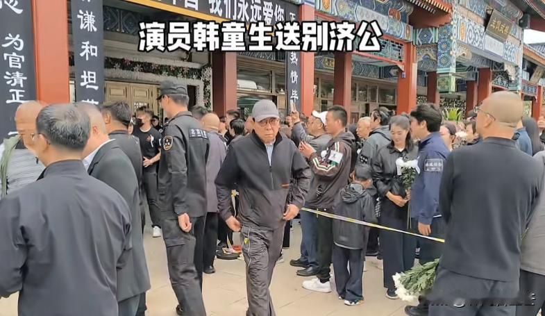 韩童生和胡歌送别游本昌，被大量自媒体记者追拍。
韩童生和游本昌同属于国家话剧院，