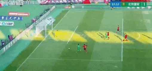 中超4轮打完，北京国安已经吃到2次误判了输给辽宁铁人这场，国安打进图中进球，被裁