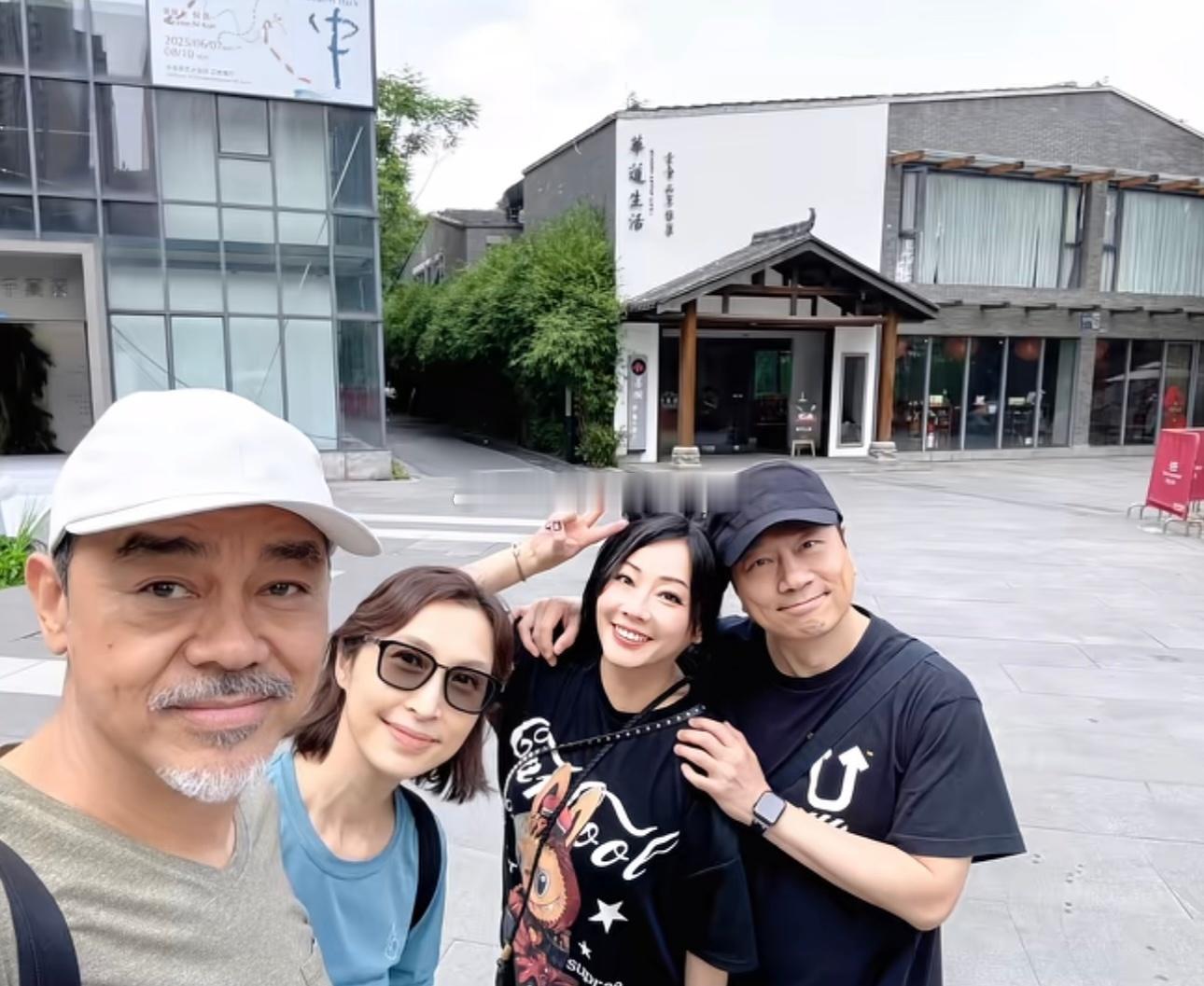 刘青云郭蔼明、黎耀祥夫妇成都旅游照 ​​​
