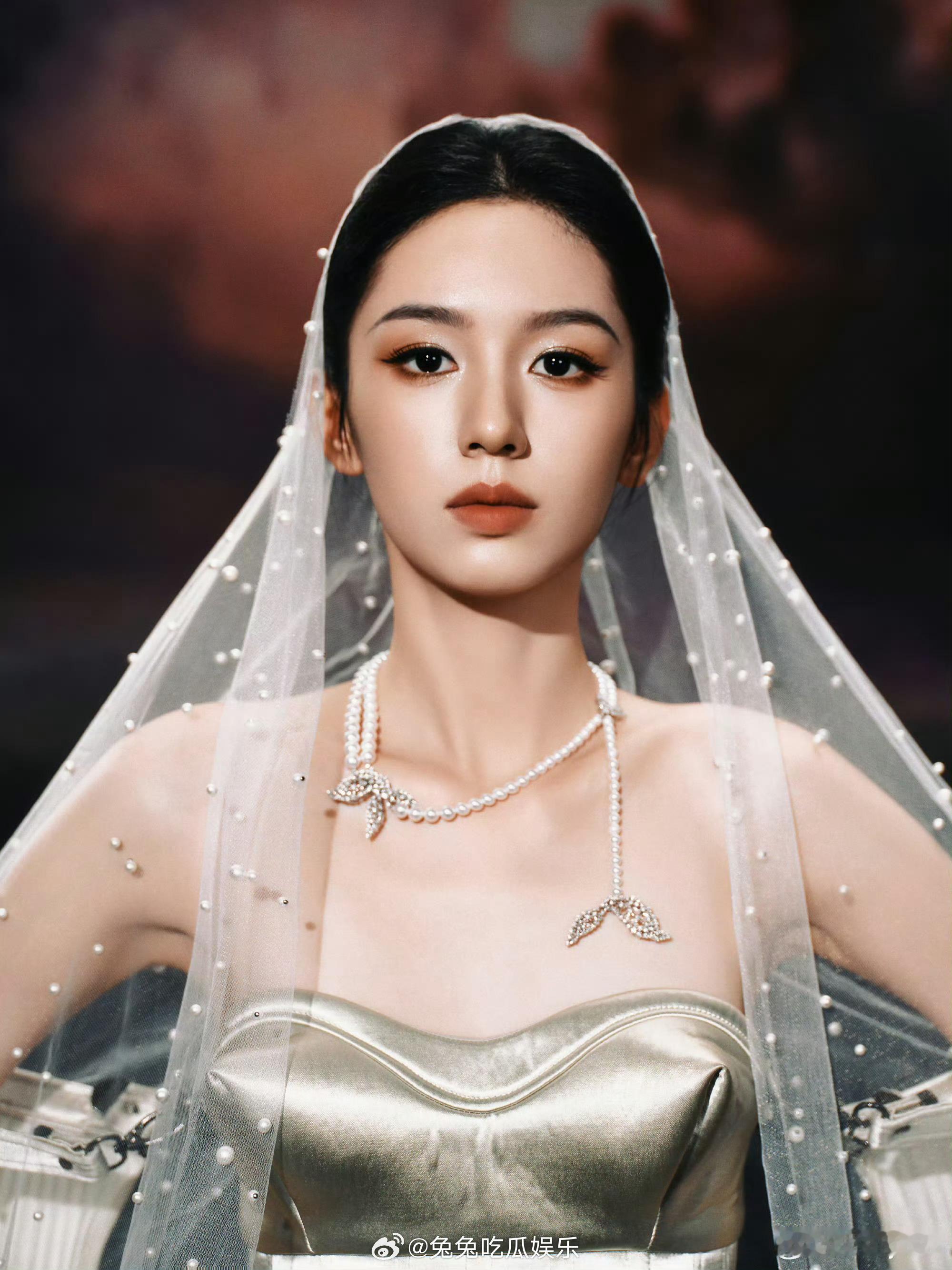 周也头纱被踩周也亮相星光大赏红毯时，因超长珍珠头纱意外被踩 