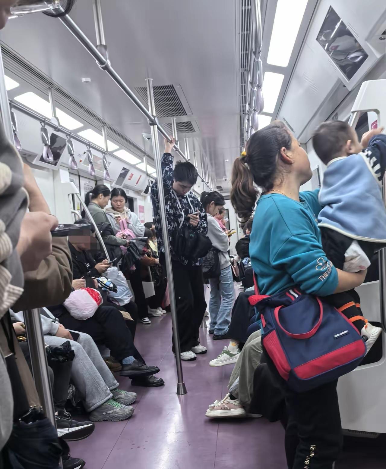今天坐地铁，我目睹了超扎心的一幕！一位妈妈抱着小孩，在拥挤的车厢里摇摇晃晃，可旁
