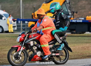 拉塞尔说失望到了极点 今天本来只落后Kimi 3分，结果一下变成18分。拉塞尔说