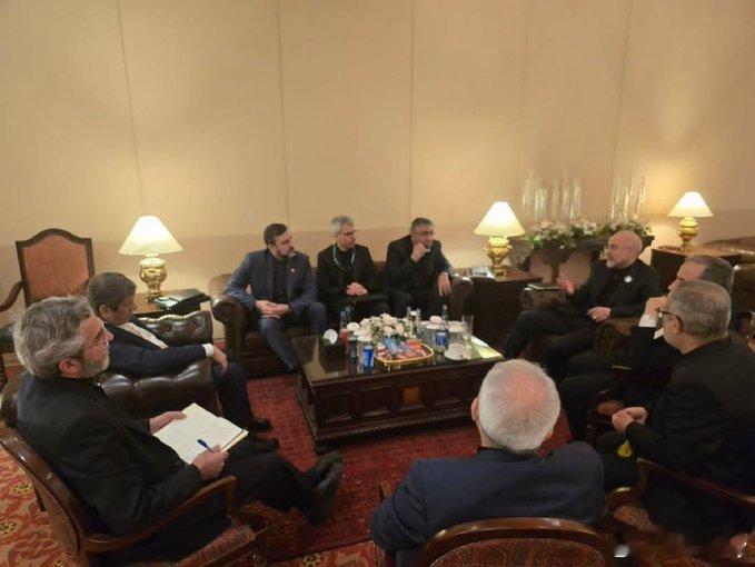 美国伊朗已经坐下来在一张桌旁谈判了美军舰已经跑了，伊喊话30分钟不撤退就开打。这