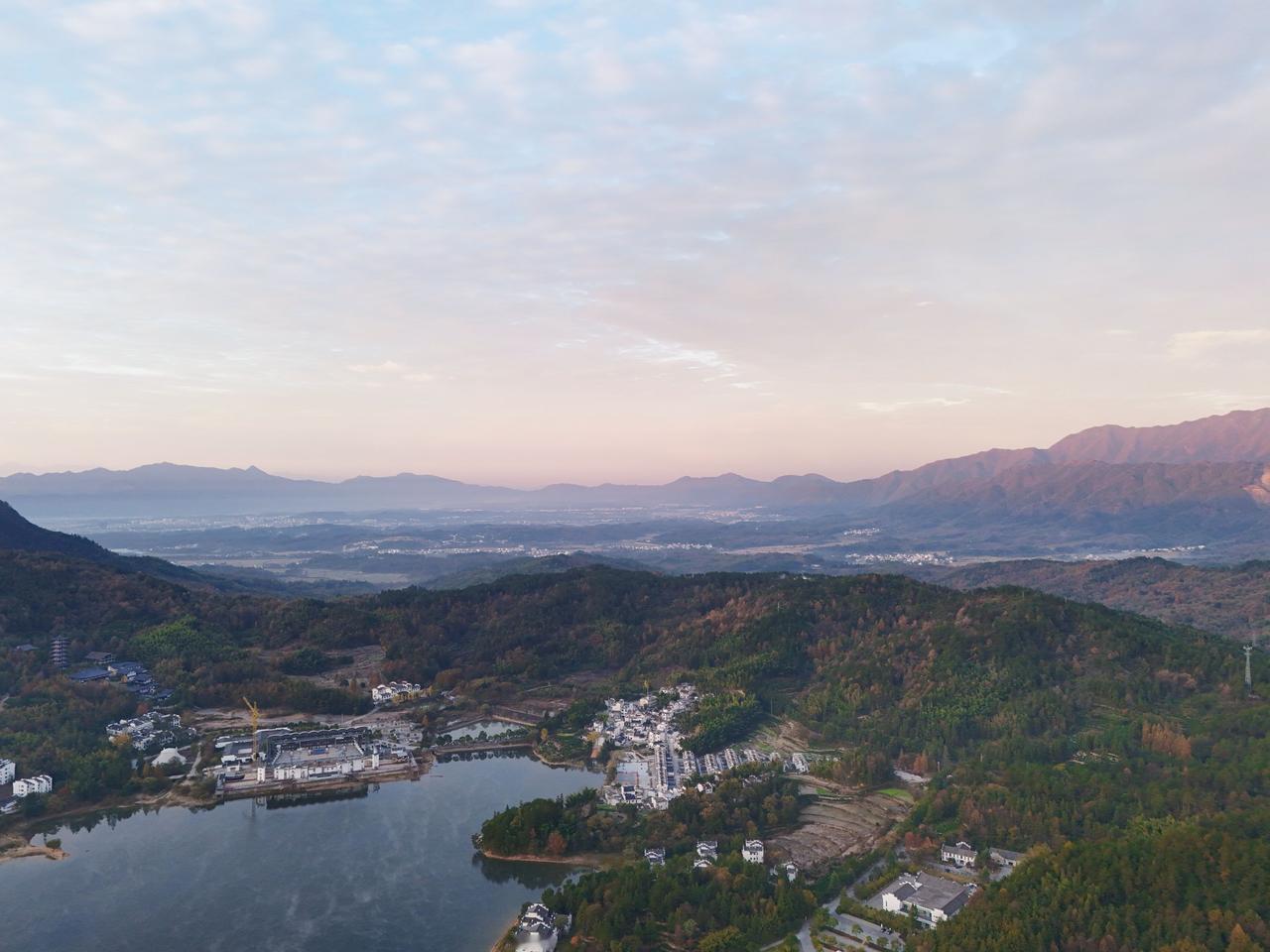 今天接待了一个学生家长，是孩子的妈妈。其实孩子很优秀的，每次考试都在211线以上