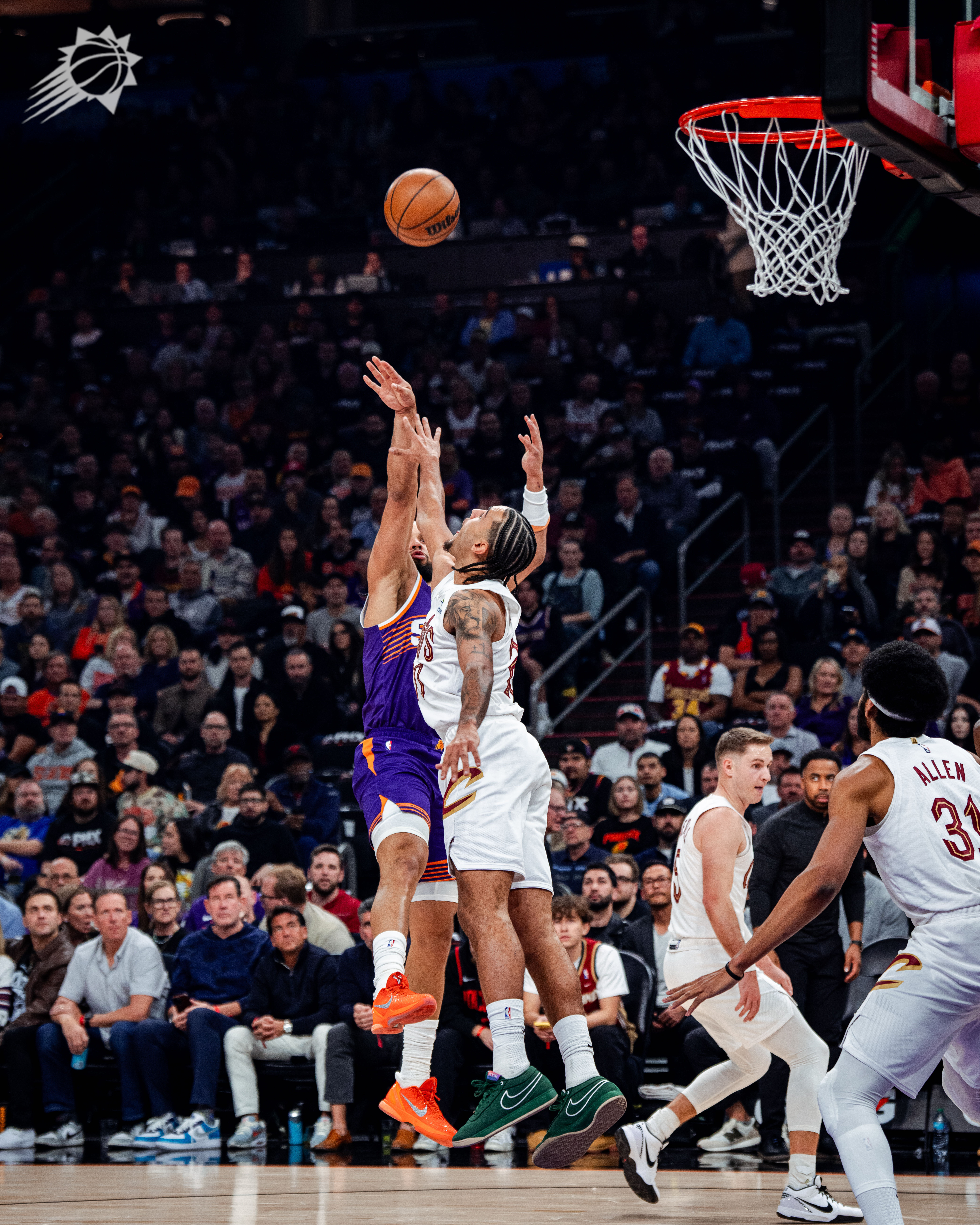 杰伦·格林登场！首次出手直接命中 🎯 目前比分：骑士22-21太阳狄龙8分，阿