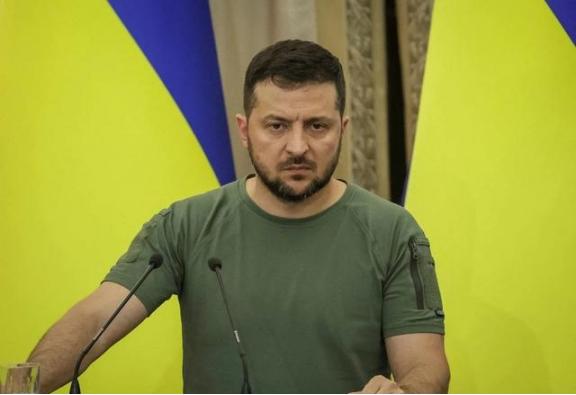 泽连斯基真的是个政治鬼才，拿着北约支持的武器跟俄罗斯对抗了三年多，原本以为弹药早