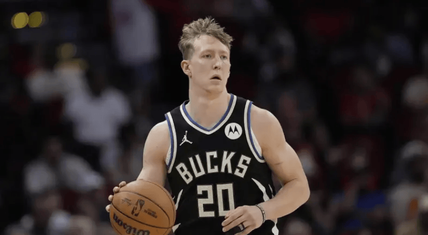 神射手！AJ-格林半场7投4中、三分5中3得到13分1篮板1助攻