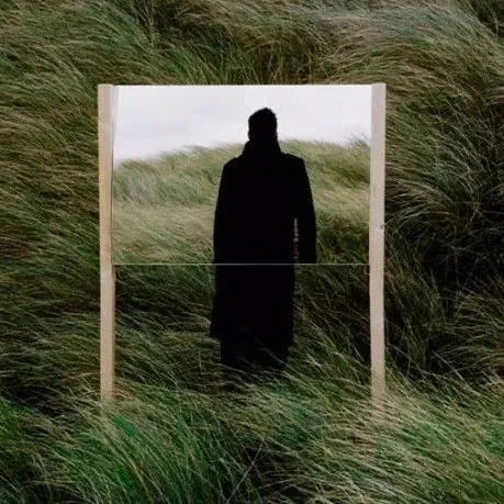 几个世纪以来，女人的角色就是一面可以让人心满意足的魔镜。男人照上一照，就可以看到