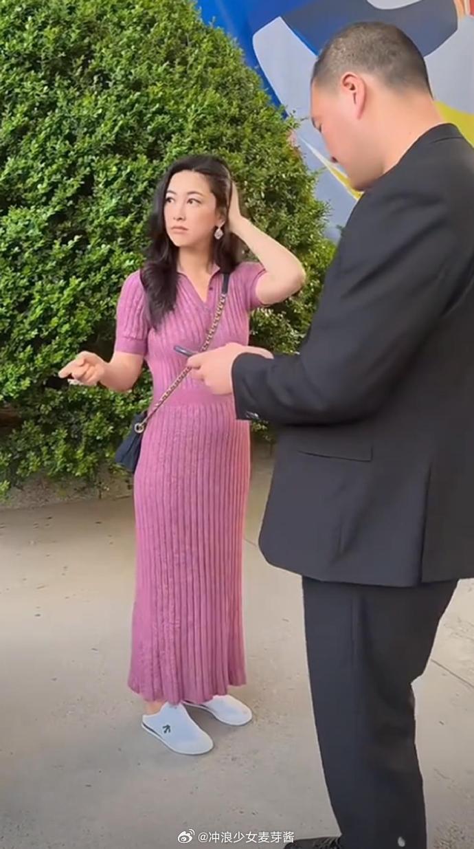 40岁朱珠被偶遇，生图五五分身材还有小肚子…… ​​​