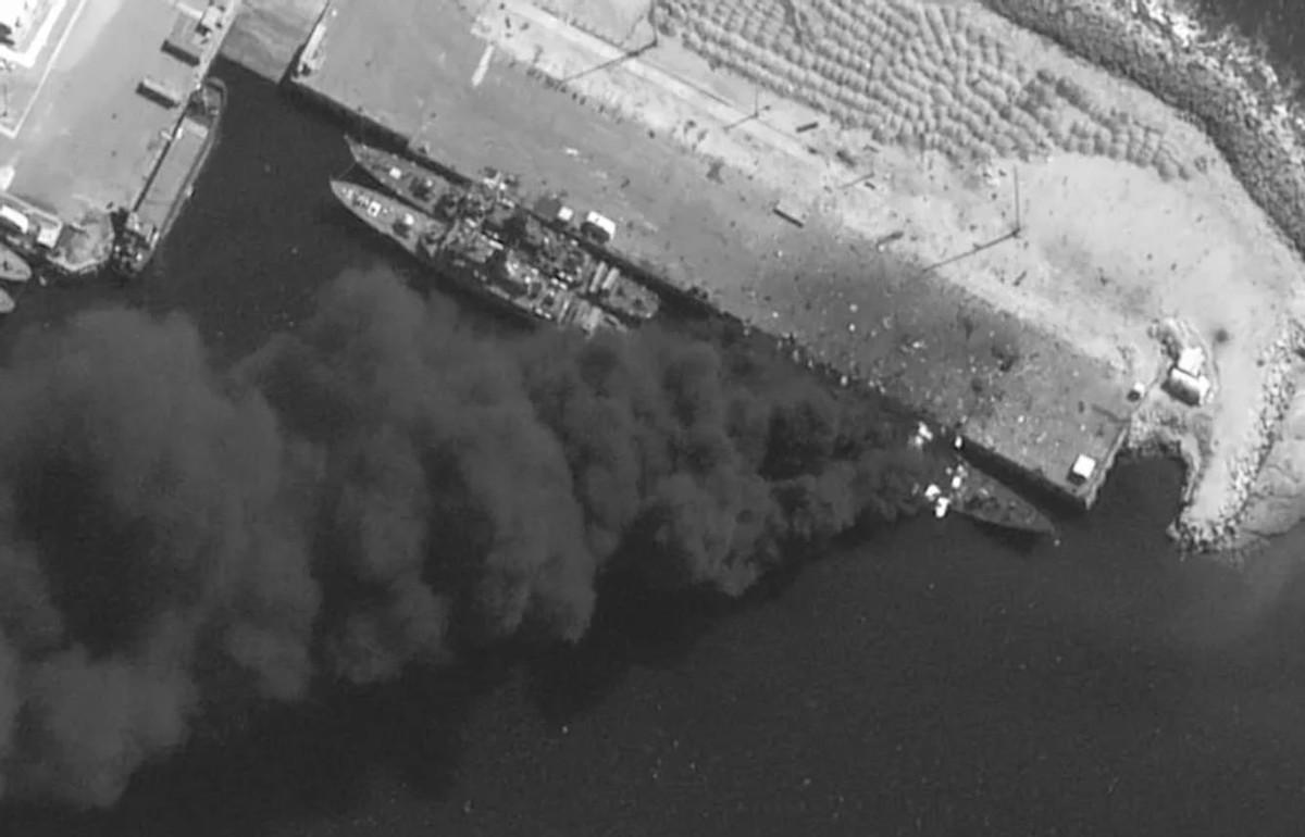 本世纪第一艘航母被击沉！特朗普发狠复仇，伊朗海军损失惨重

最近波斯湾打得热火朝