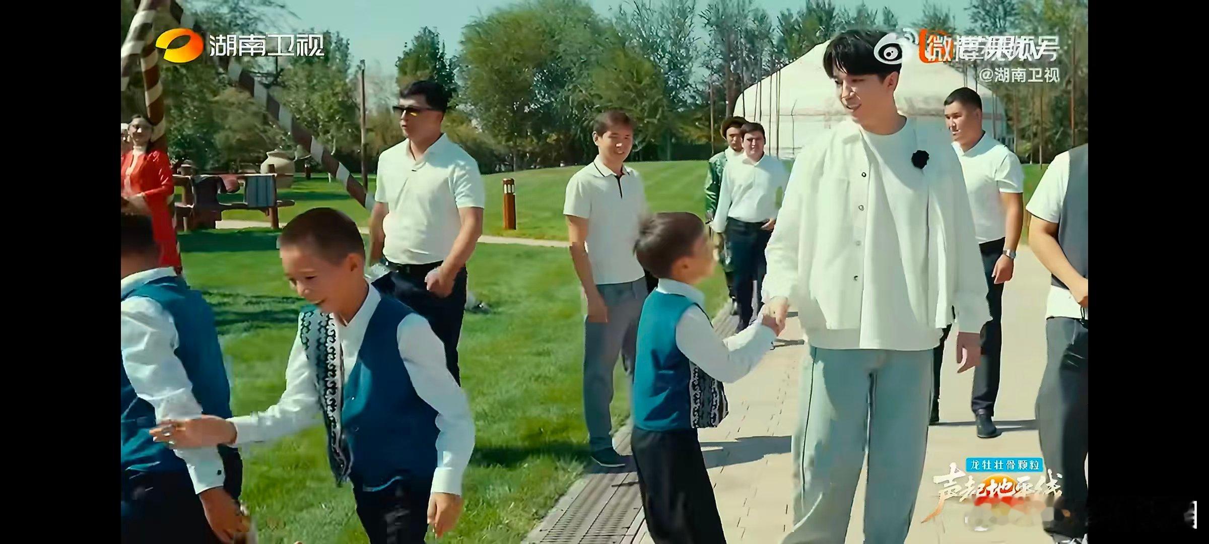 迪玛希不愧是哈萨克斯坦的团宠声起地平线迪玛希亲和力满满，和大家亲切互动拍照，画面