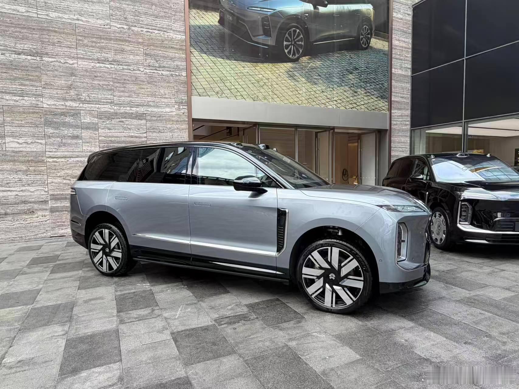 超喜欢这种suv体量感，高，垂，硬。兄弟电动