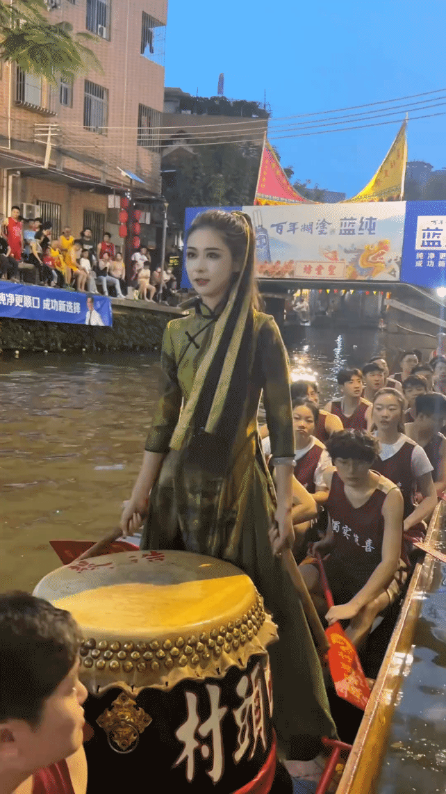 现在龙舟上不载个美女，拿第一都不好意思欢呼。[笑哭]