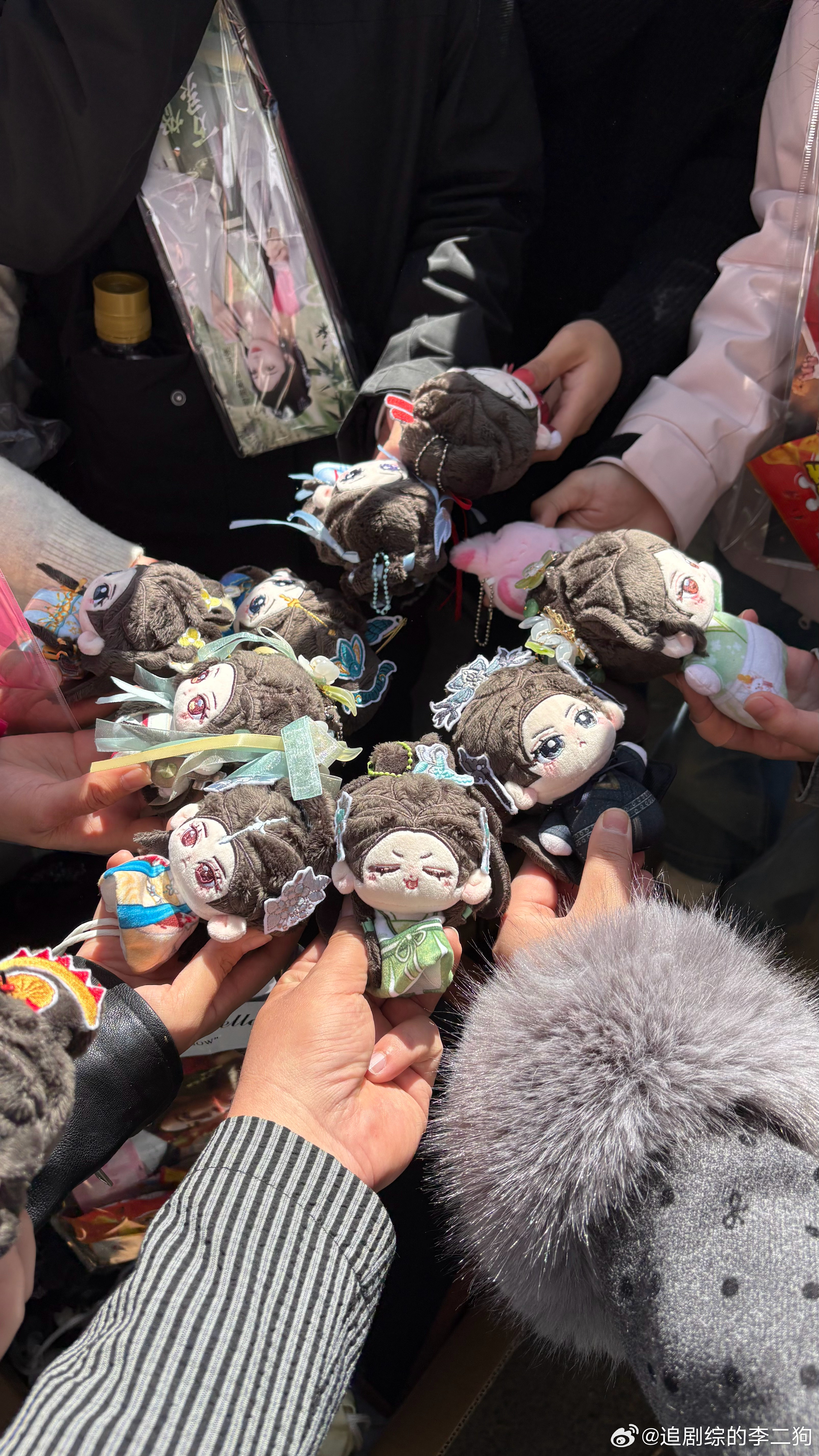 白日提灯棉花娃娃被包围了 想要，得到！迪丽热巴贺思慕