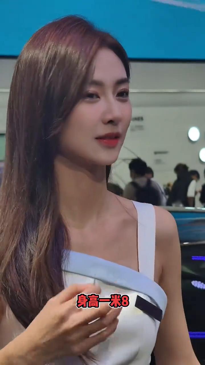 山东最美车模苏一宁，原名栾淑宁，身高一米八，体重五十五公斤。在她事业最巅峰时期嫁