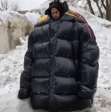 当 初雪  遇上 羽绒骗局曝光 ！冬天的第一场雪，本应是纯净而美好的开始，但今年