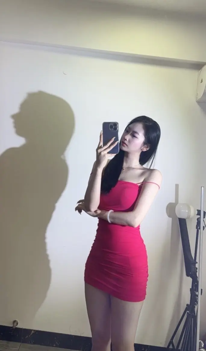 又要微胖又要腰细腿长 又要可爱清纯又御姐 还要陪你吃苦 天上的月亮要不...