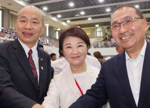 今天国民党“全代会”“秃子、燕子、汉子”同框！除了前主席朱立伦、马英九两人没到之