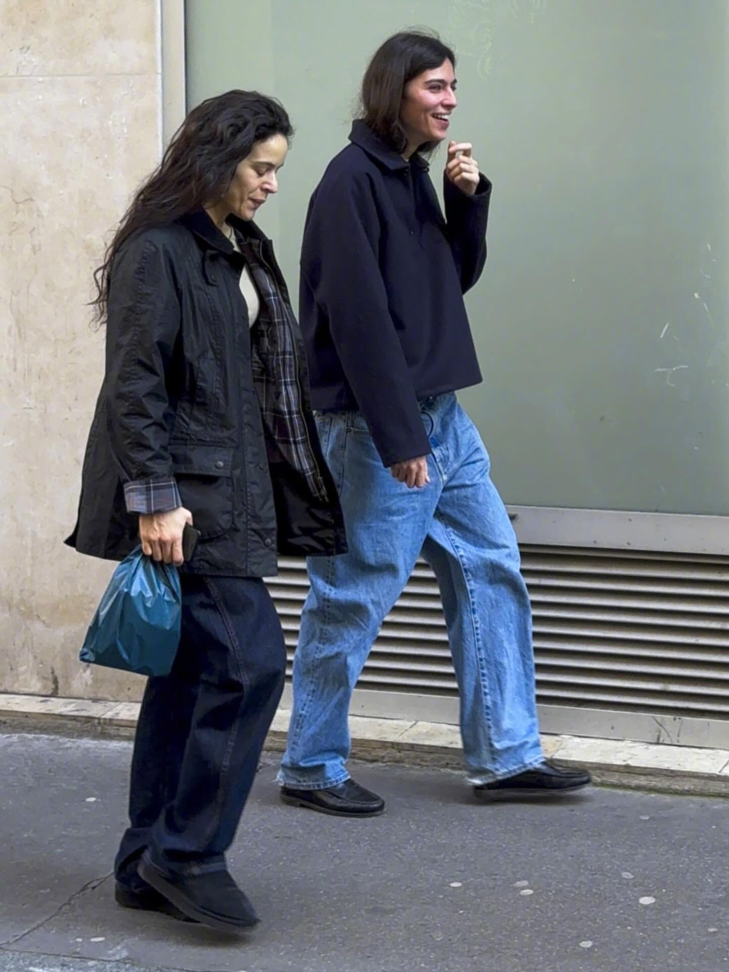 超模Loli Bahia和歌手Rosalía 一起现身法国巴黎再次被拍。Rosa