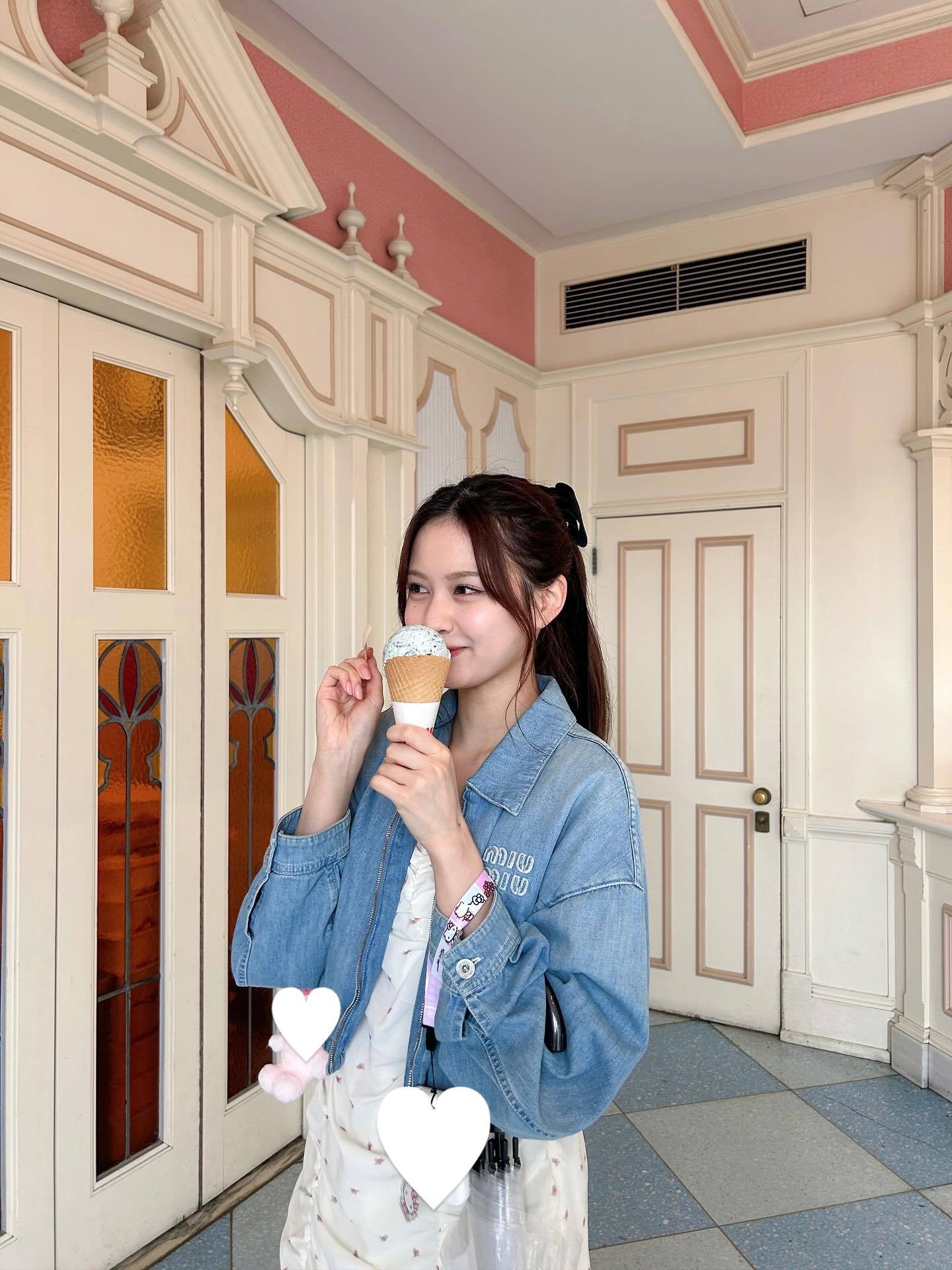 中村麗乃「ここのアイス屋さんずっと好き、チョコミント🍨🧁ディズニーランド」 
