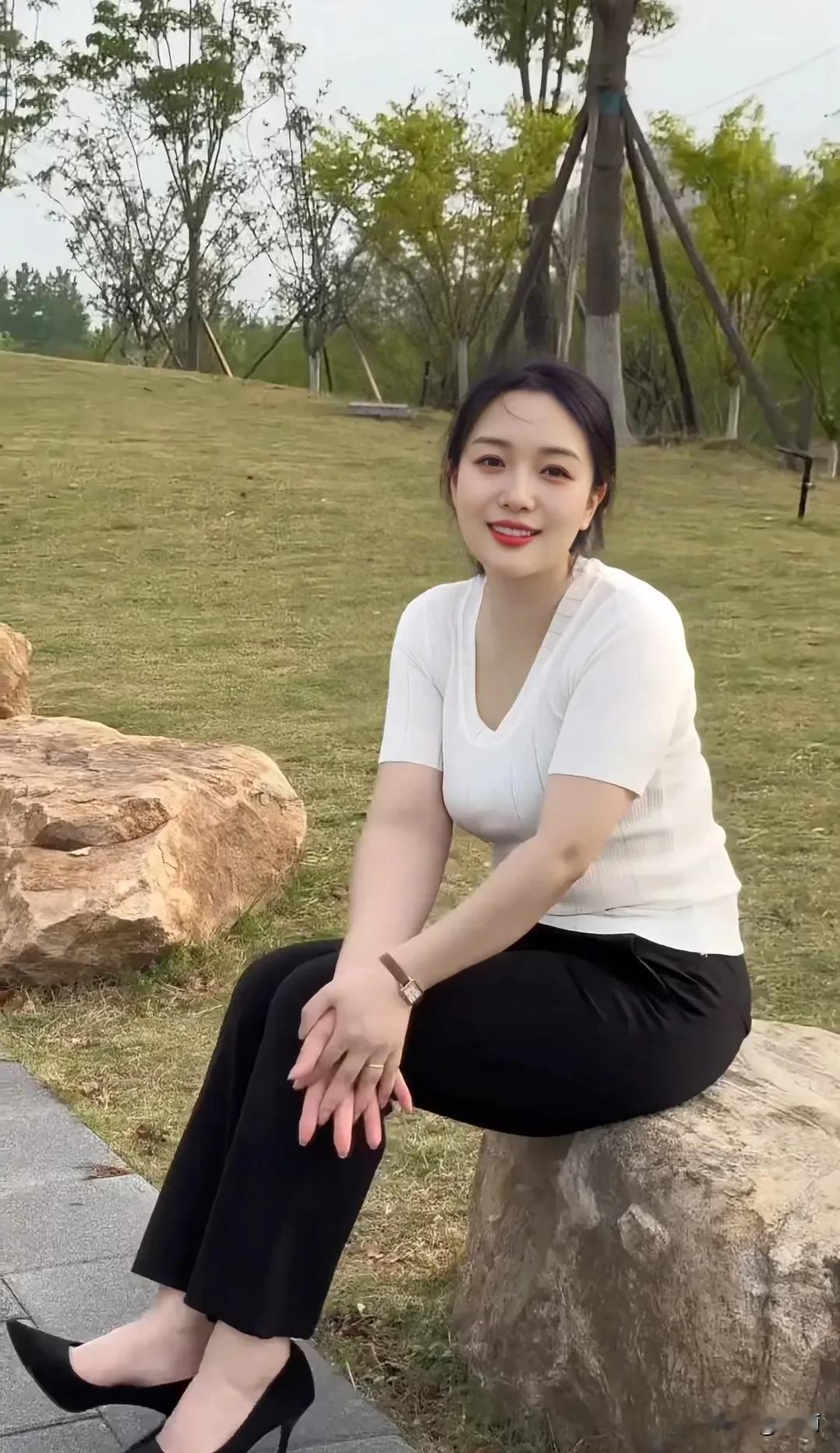 气质穿搭怎么穿才恰到好处?或许就是在某一个瞬间
