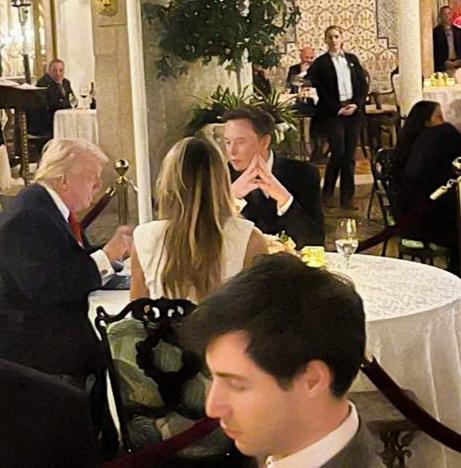 马斯克和特朗普又坐在一个桌上了！
他们再次坐在一起，说明了他们之间最看重的是什么