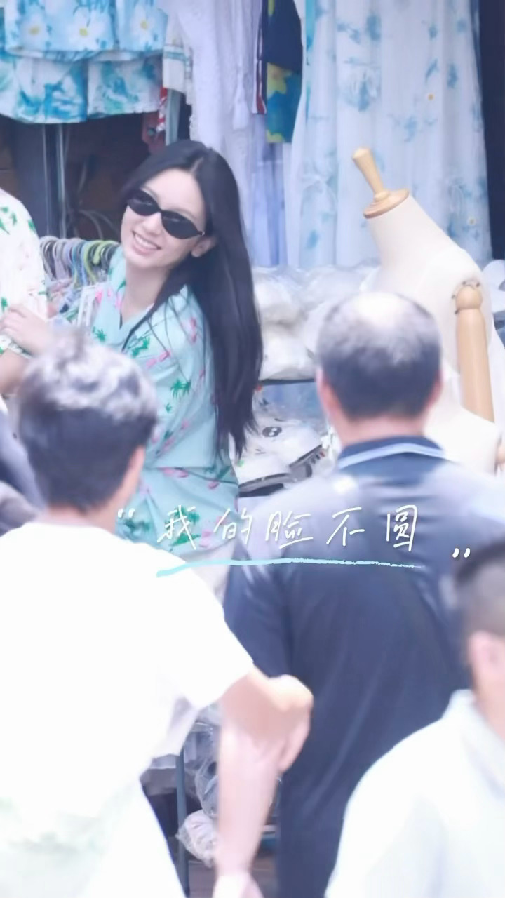 就是要看少男少女谈恋爱才有意思呀谭尽给林诗兰戴上了两个头盔 又调皮了学长也子：我