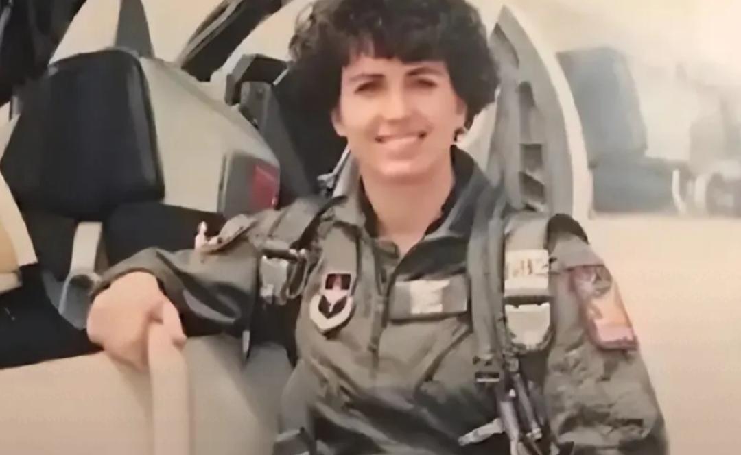 美国退役女飞行员金贝丽的故事挺传奇。她1968年生于美国俄克拉荷马州的富裕家庭，