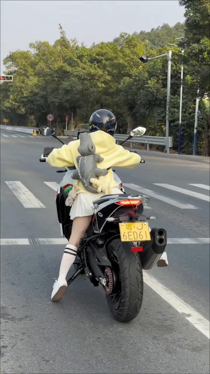 目测1米2小土豆骑大车，这下车方式怎么有点似曾相识？像极了小时候看我奶骑车的样子