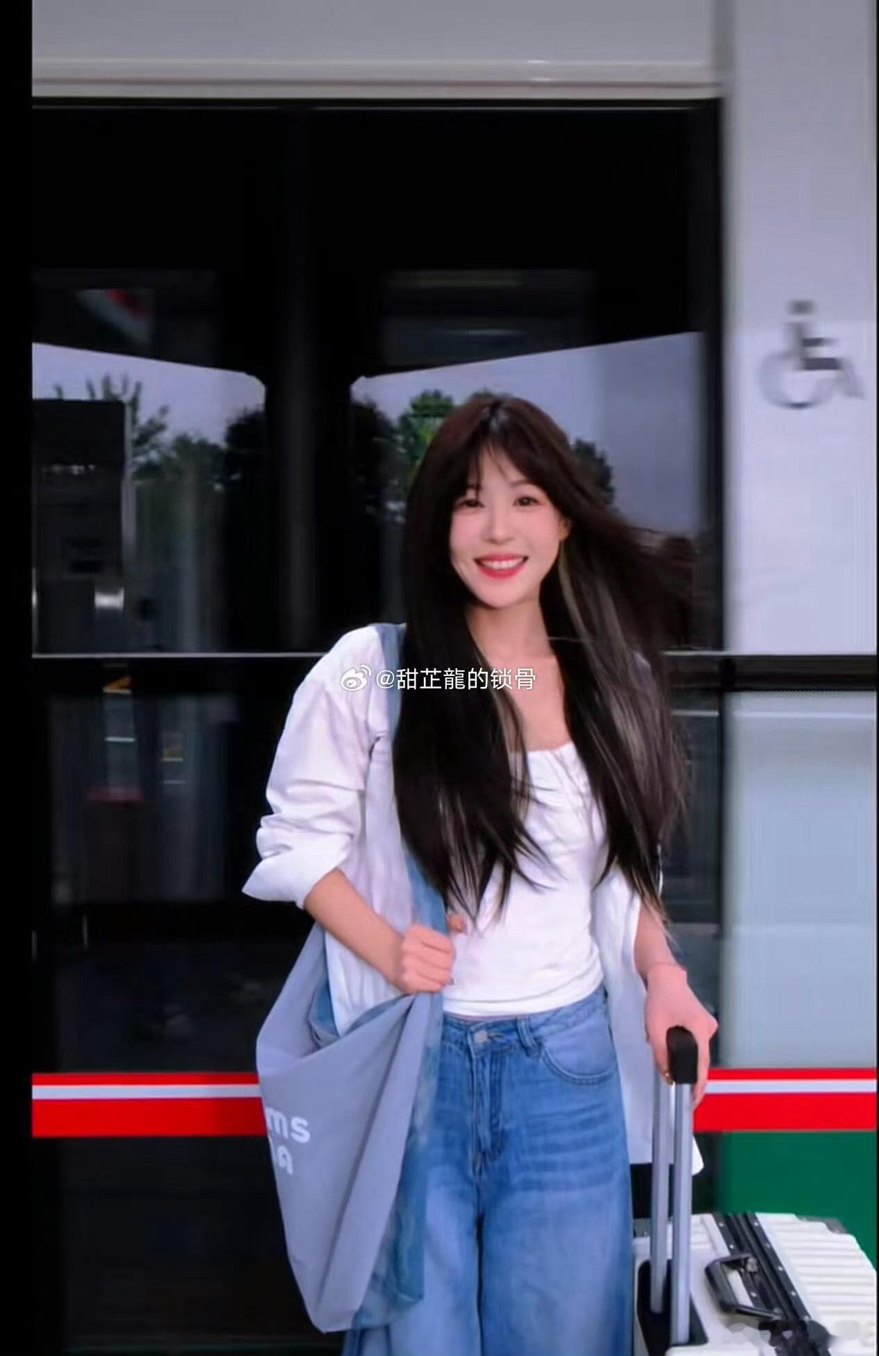 李金铭现身李金铭亮相舞台剧后台状态松弛，这是她6月22日发长文呼吁“停止揣测”后