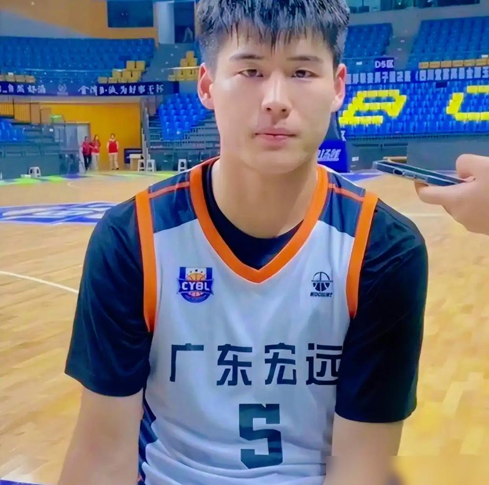 当着全国观众的面，亲手扇飞18岁小将的投篮，把他骂到躲在队友身后哭。这到底是铁血