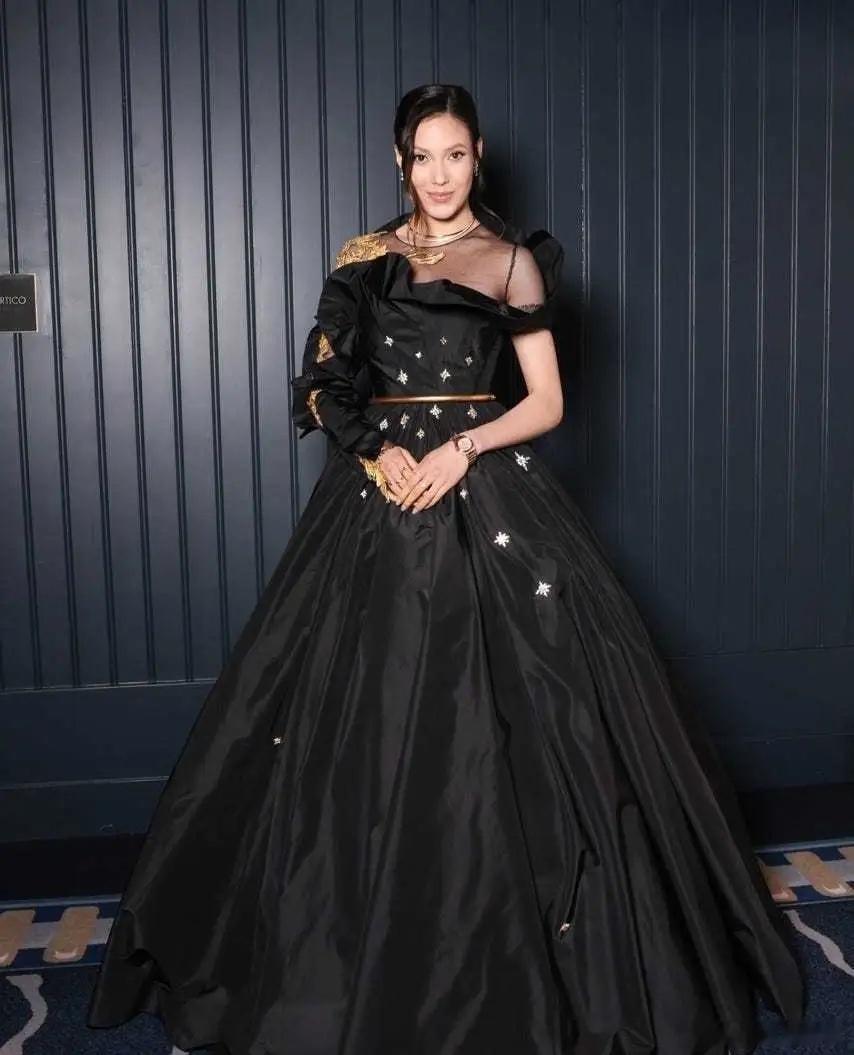 谷爱凌晒出在纽约参加慈善晚宴，妈妈在一旁陪着！她真的是“妈宝女”，妈妈一直在她身