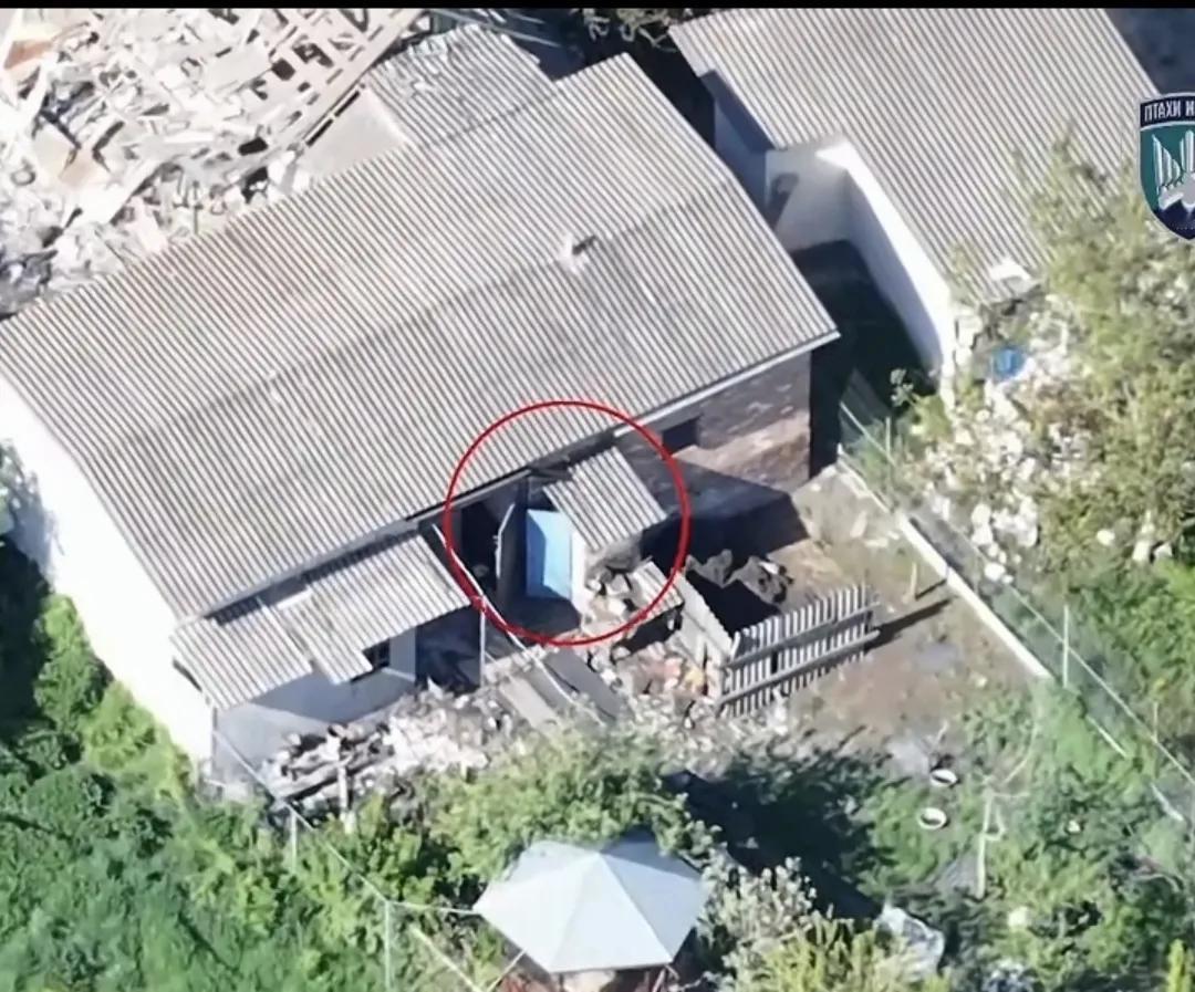 俄乌战场，上演不可思议的一幕。一位士兵，上个厕所，差点丢了性命，你说过分不过分？