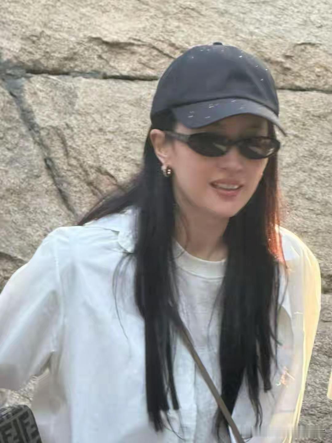 刘亦菲回北电参加同学聚会, 白衬衫棒球帽妥妥青春女大, 素颜也超美 