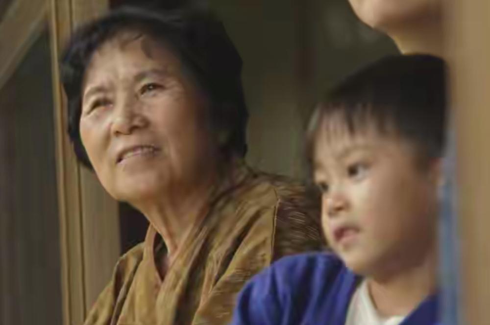 嫂子改嫁23年，侄子结婚嫂子回来看我母亲，门口相认所有人都哭了

铁门打开时，母