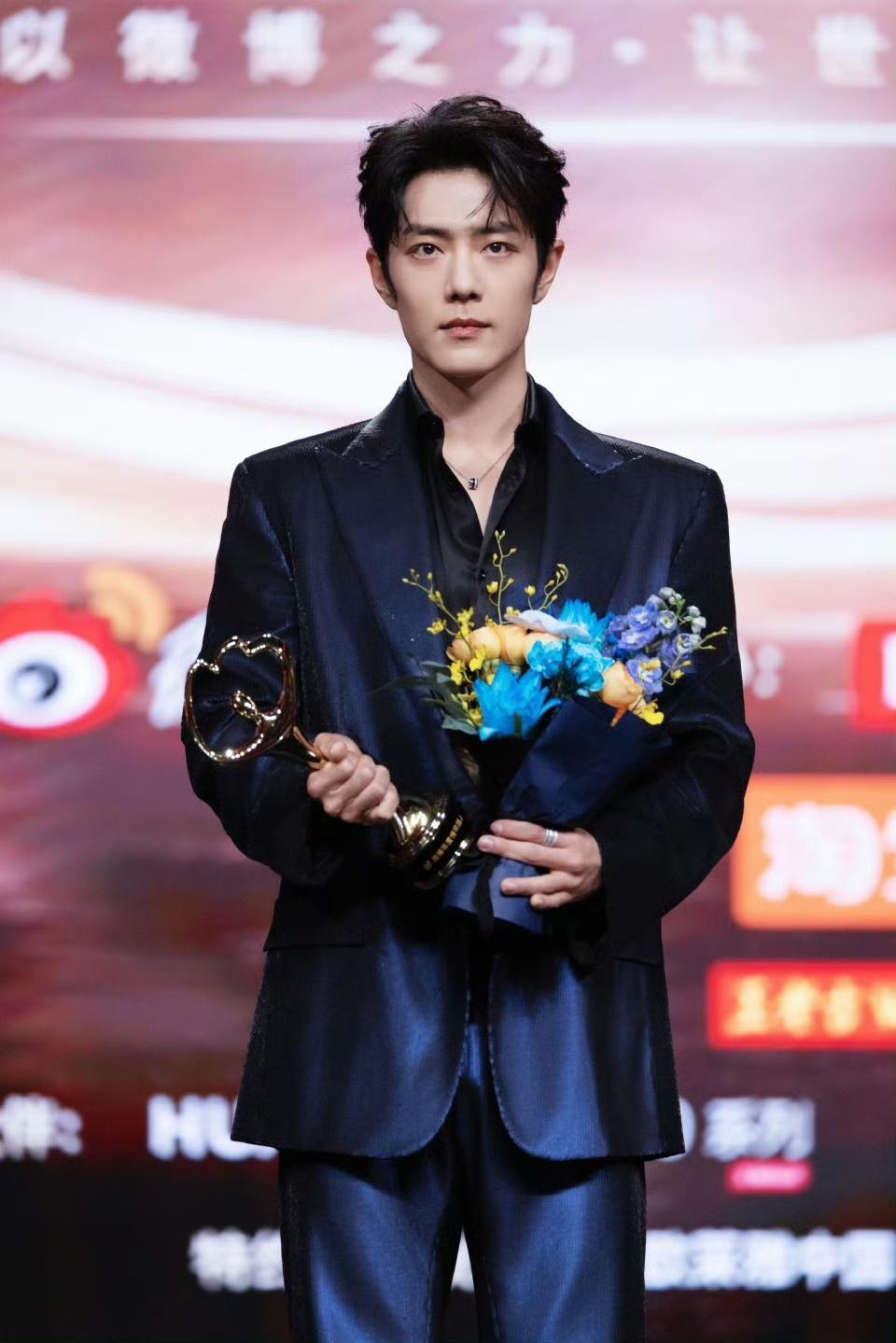 肖战以光影为行舟恭喜肖战“微博King”与“榜样影人”双荣誉收入囊中！肖战始终以