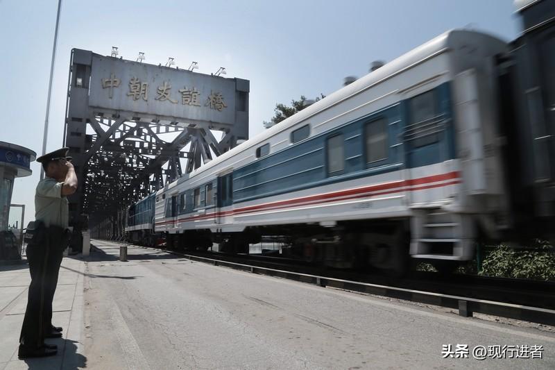 中朝国际列车双向对开谱写新篇  

钢铁动脉横跨鸭绿江，K27/28次列车鸣笛启