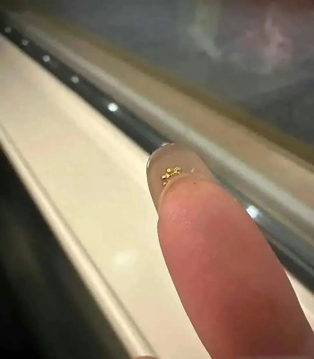 看了这张照片懂了，也啥金店不让留长指甲 