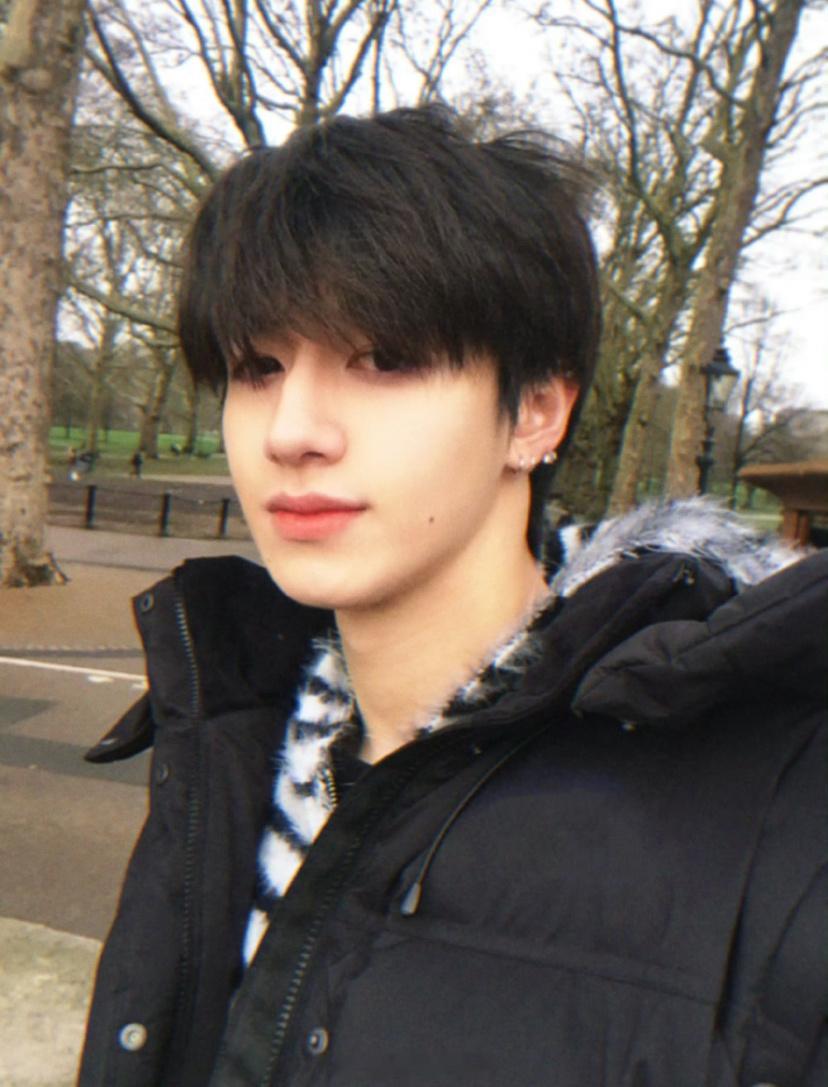 好帅呀朱志鑫伦敦度假自拍朱志鑫伦敦九宫格自拍