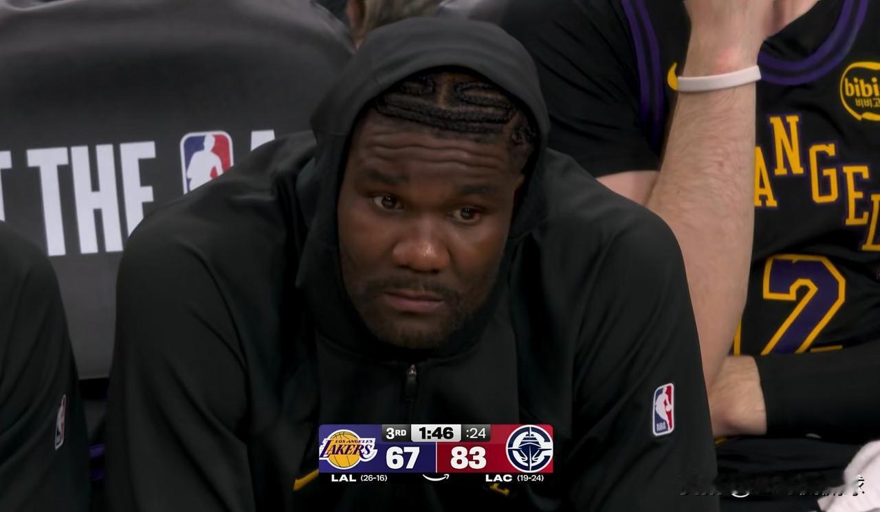 湖人当家中锋艾顿真是非常的沮丧！在今天湖人客场挑战快船的比赛中，当时比赛进行到了