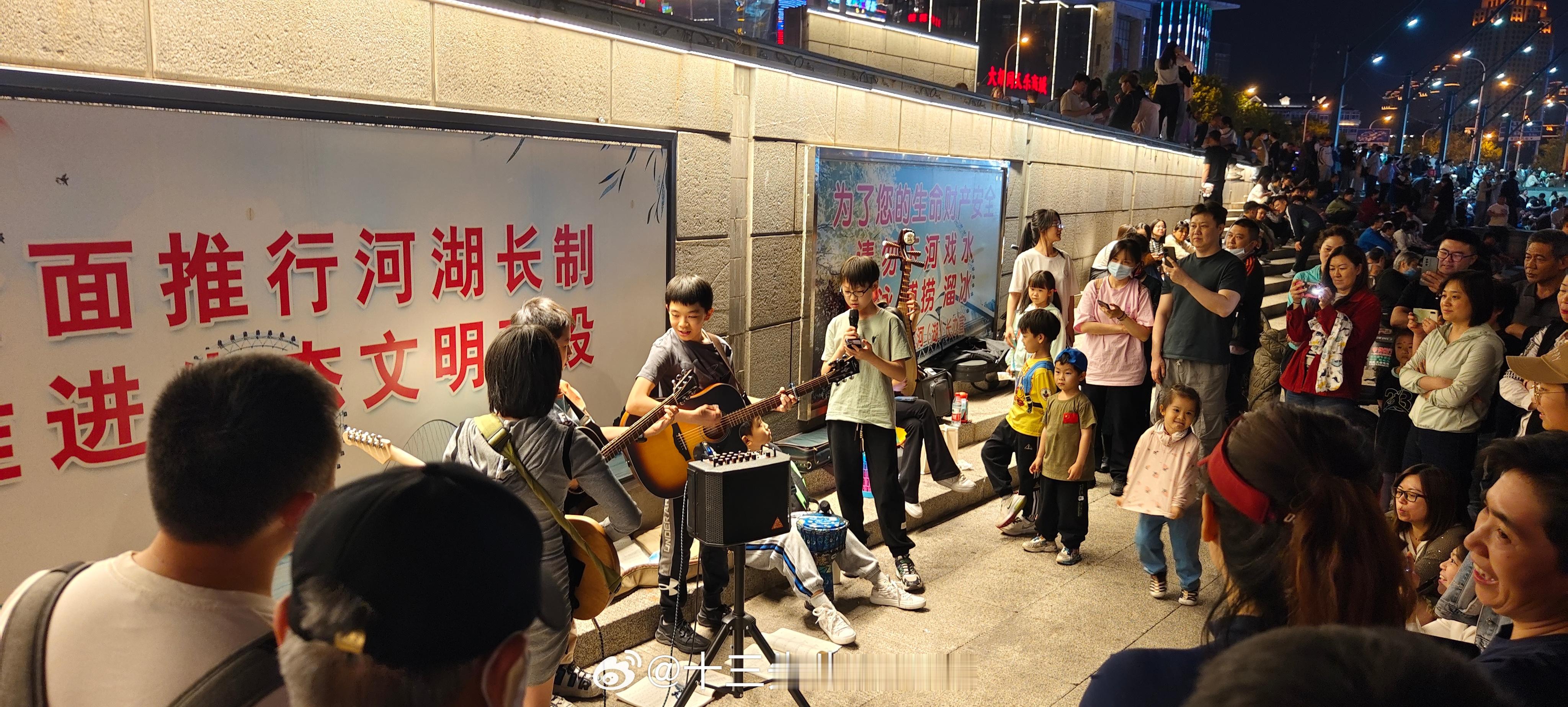 如今天津海河岸边已经成了直播圣地，各路妖魔鬼怪打开手机开着直播，谢谢大哥大姐的小