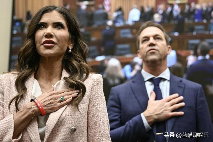 美国土安全部长诺姆就与下属婚外情传闻接受众议院司法委员会的盘问。
民主党众议员西