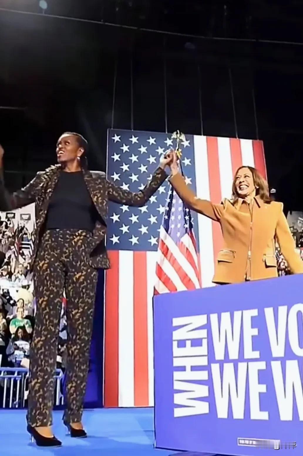 美国前总统夫人米歇尔穿一身豹纹衣服为哈里斯拉选票，现场真的欢呼了！