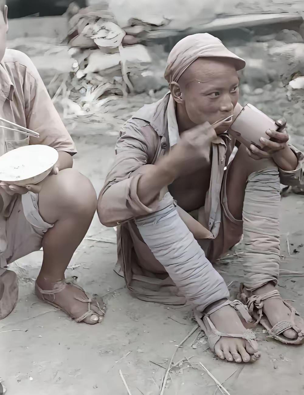 任何一个有良知的中国人看到这张照片都会痛心落泪。这是抗战时期的一名广西桂军士兵，