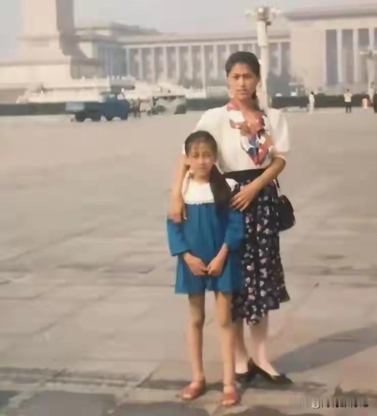 这个小女孩谁认识是哪个大明星吗，这是一个女明星小时候的照片。