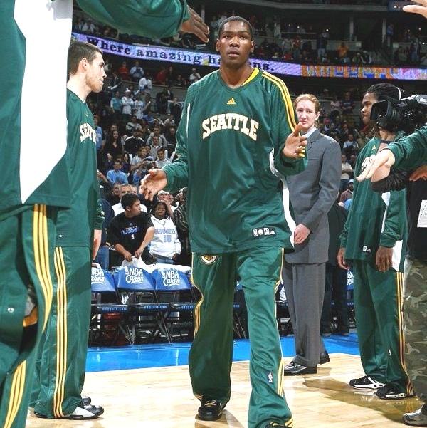 青春又回来了，假如今夏NBA扩军，西雅图超音速是最大热门球队。

大概20年前左